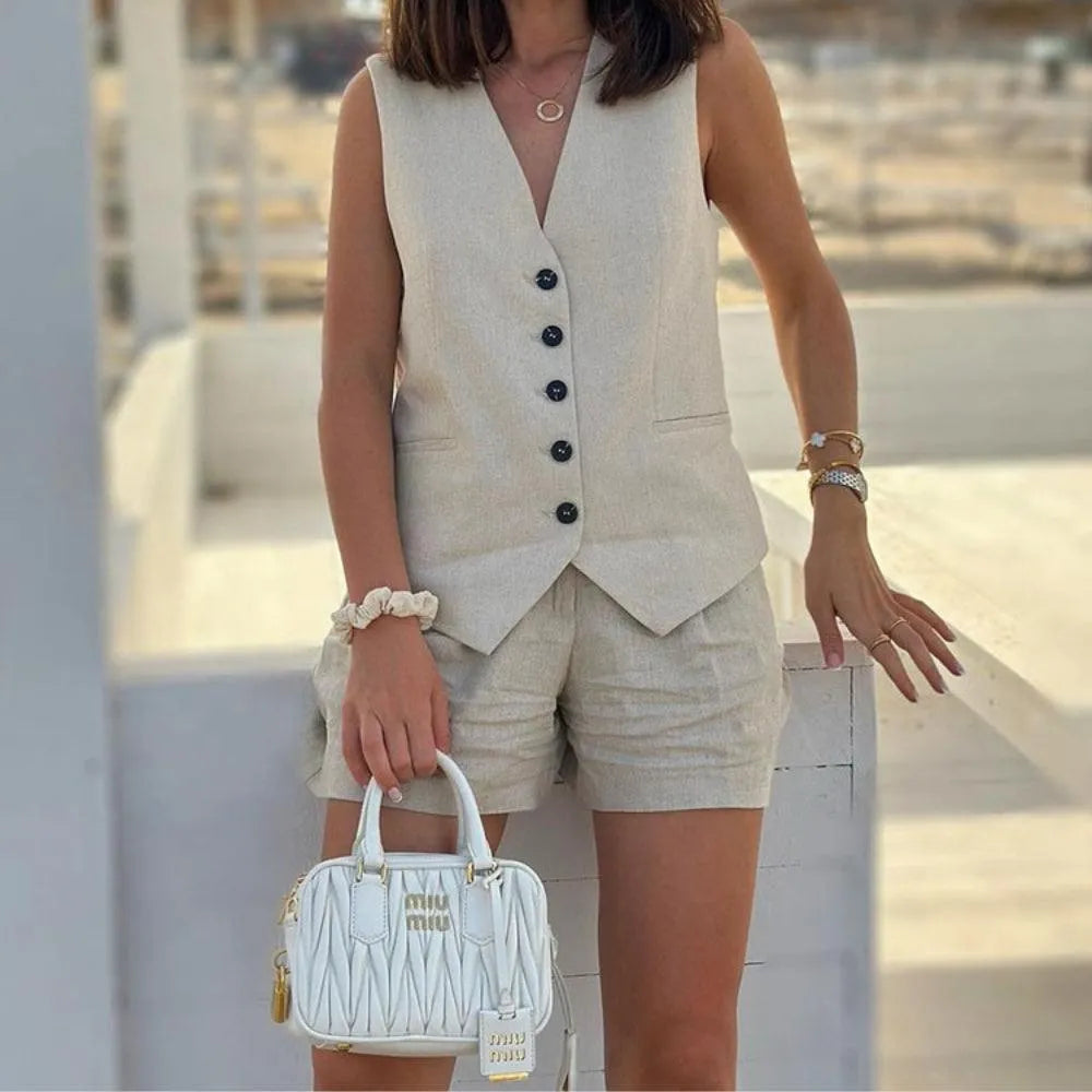 Conjunto em Alfaiataria - Colete e Shorts no Linho